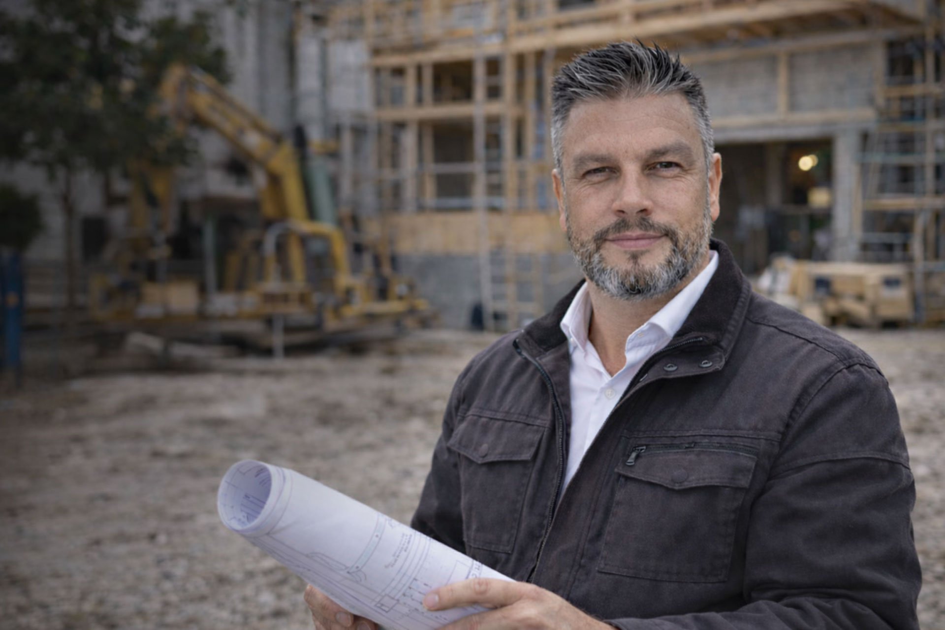 Homme avec des plans architecturaux